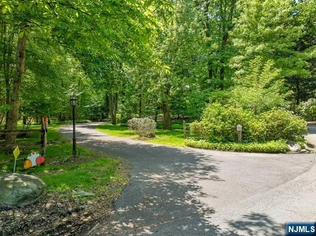 3 Lambs Lane Cresskill, NJ 07626