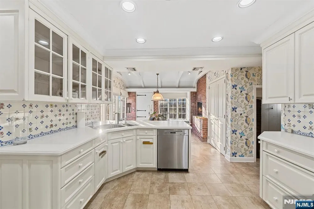 3 Lambs Lane Cresskill, NJ 07626