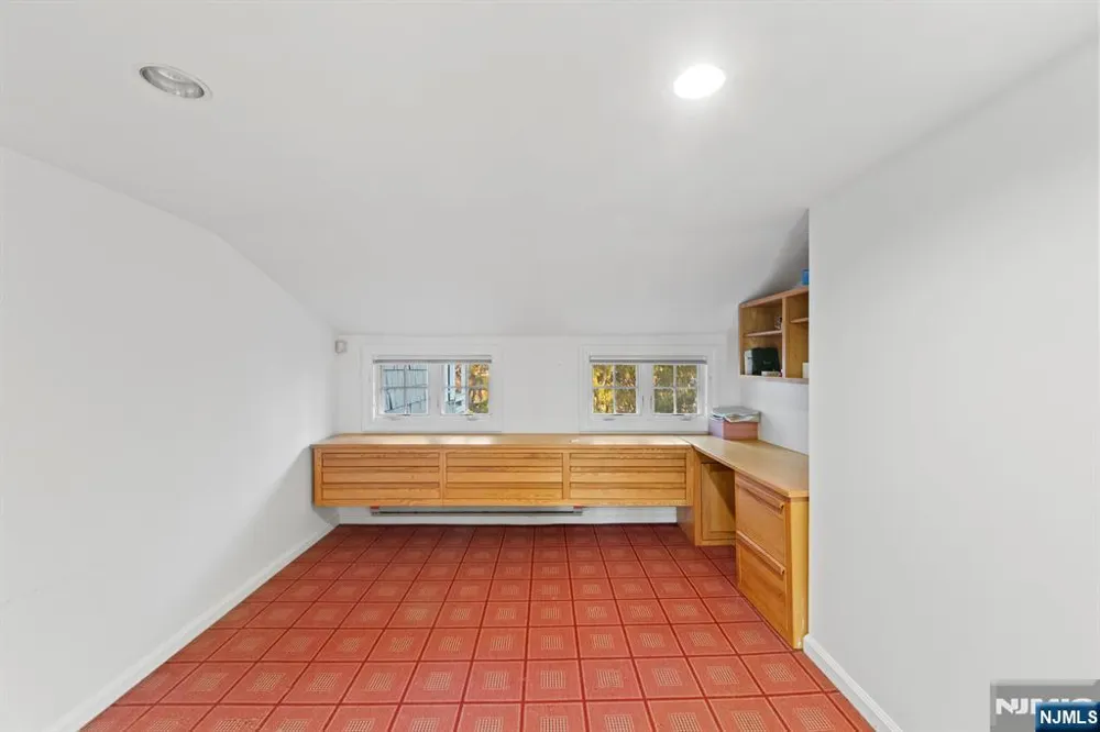 3 Lambs Lane Cresskill, NJ 07626