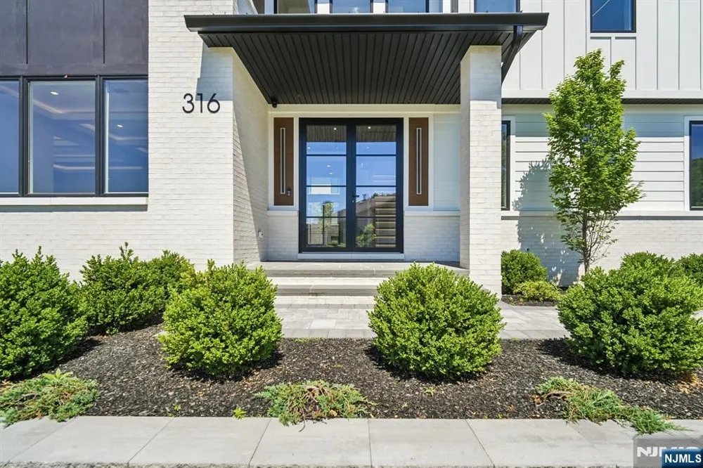 316 Bolz Street Englewood Cliffs, NJ 07632