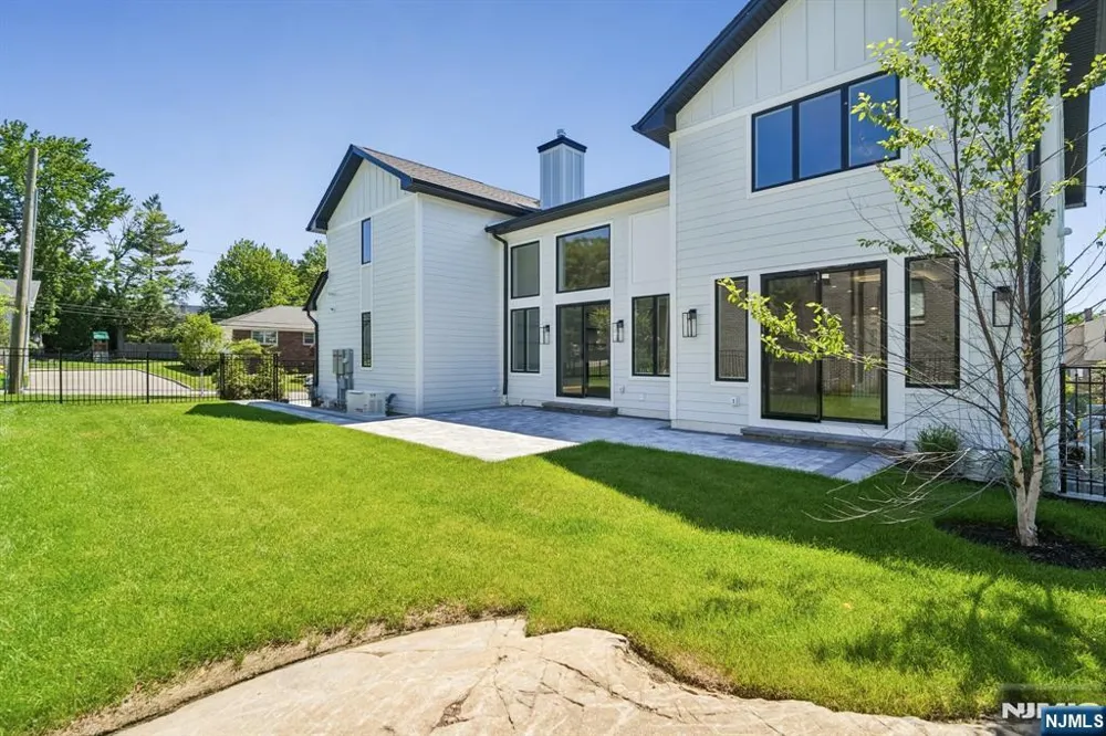 316 Bolz Street Englewood Cliffs, NJ 07632