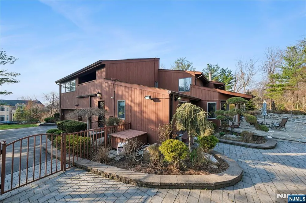 93 Jackson Drive Cresskill, NJ 07626