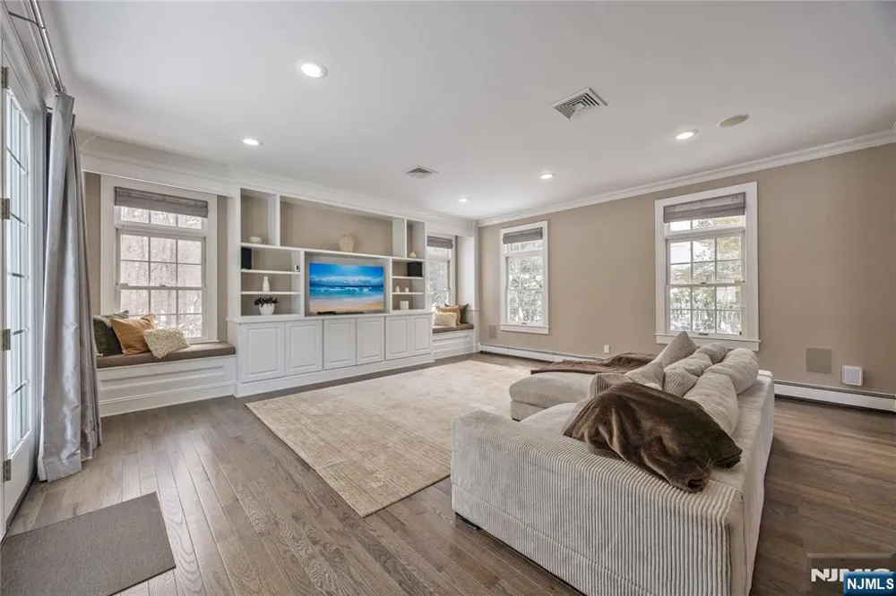 202 Chestnut Ridge Road Saddle River, NJ 07458