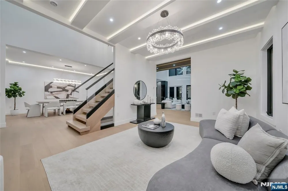 801 Godwin Road Paramus, NJ 07652