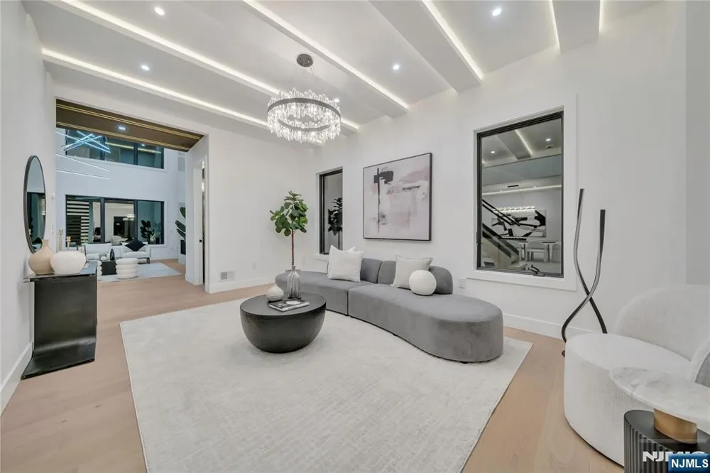 801 Godwin Road Paramus, NJ 07652