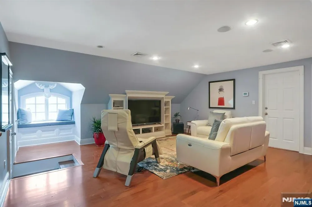 7 Charlden Drive Saddle River, NJ 07458