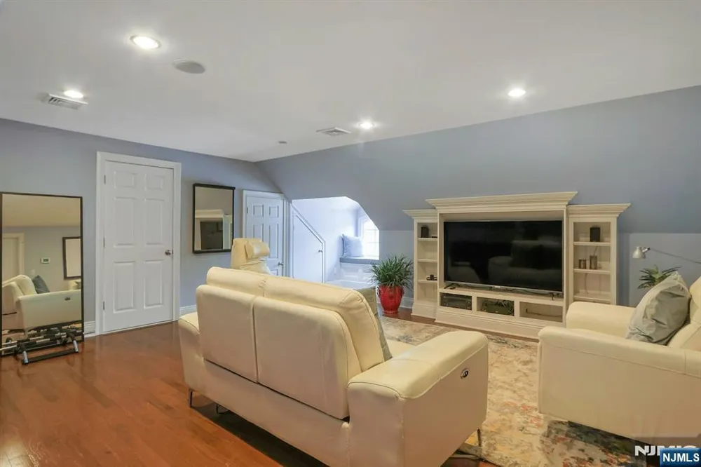 7 Charlden Drive Saddle River, NJ 07458