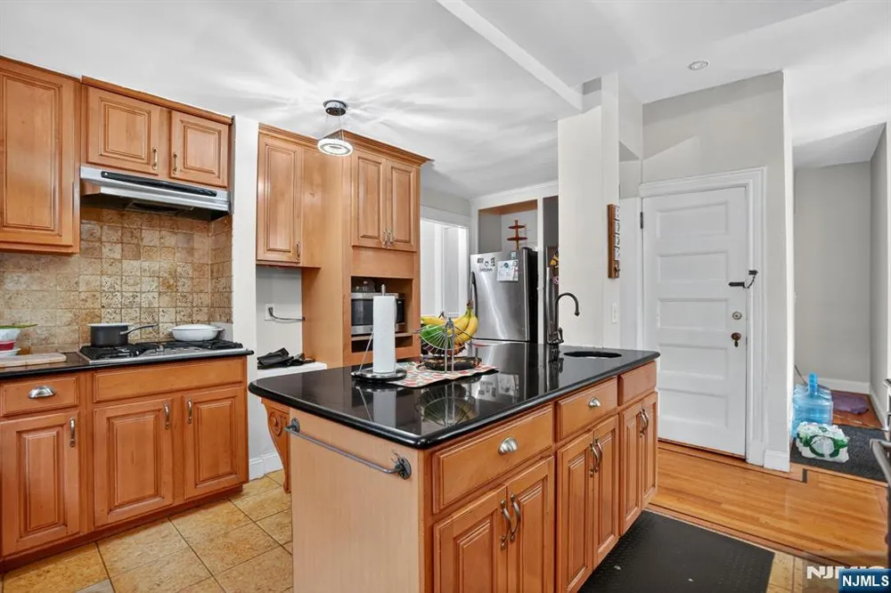 285 Maple Street Englewood, NJ 07631