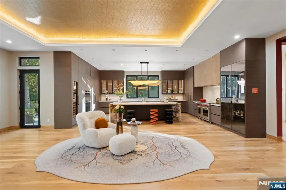 48 Pleasant Avenue Upper Saddle River, NJ 07458