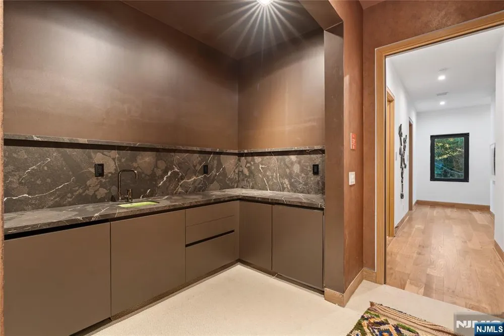 48 Pleasant Avenue Upper Saddle River, NJ 07458