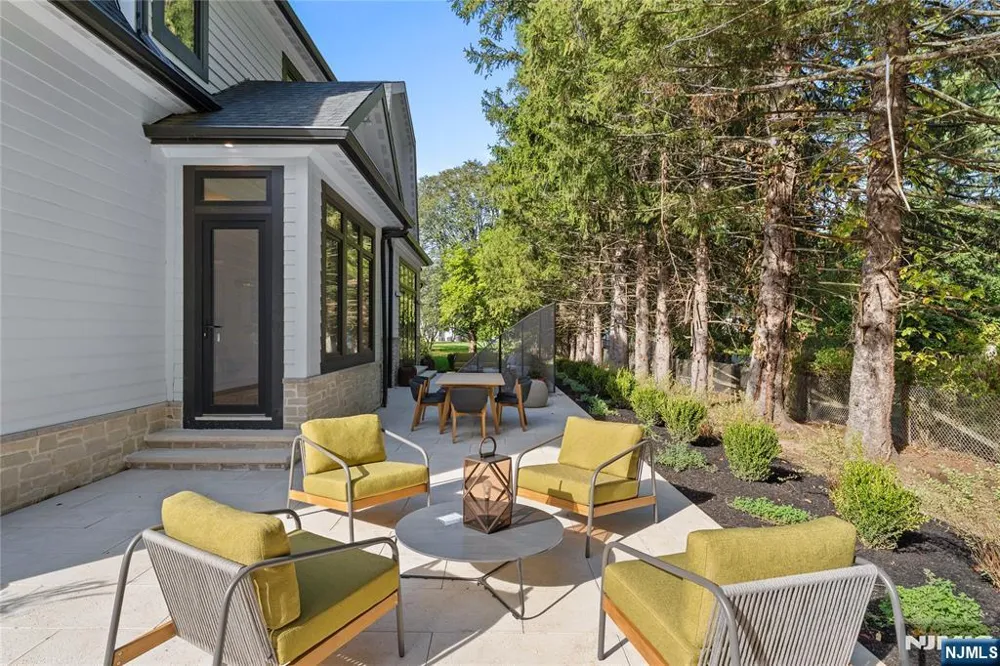 48 Pleasant Avenue Upper Saddle River, NJ 07458