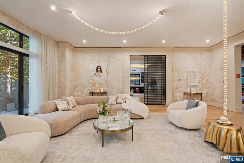 48 Pleasant Avenue Upper Saddle River, NJ 07458