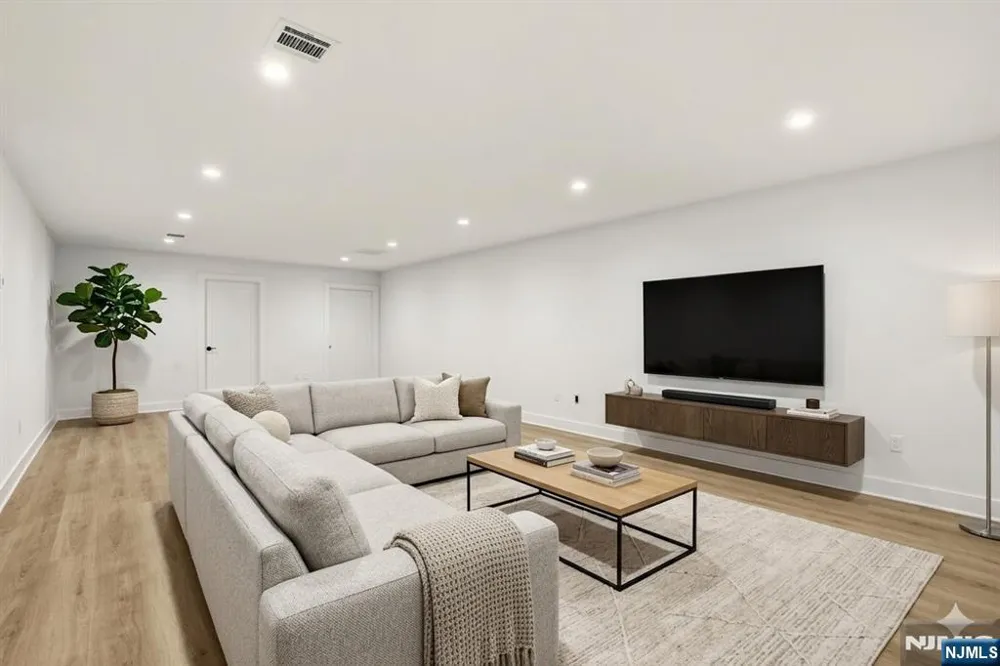 26 Huff Terrace Montvale, NJ 07645