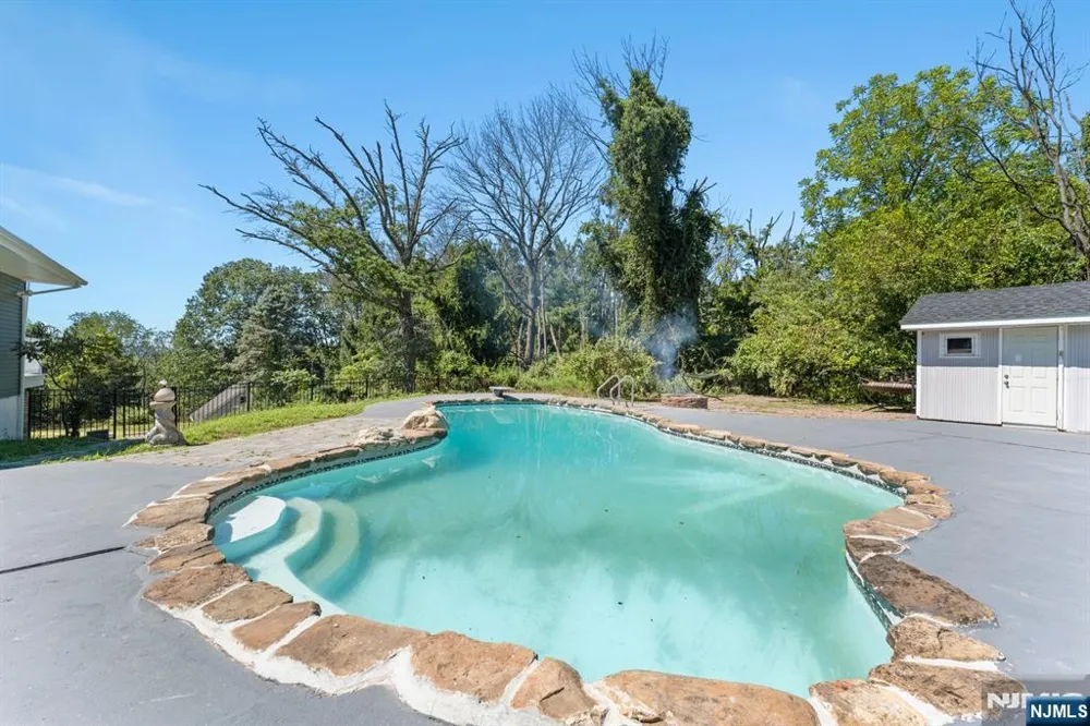 2 Rossi Drive Clinton, NJ 08809
