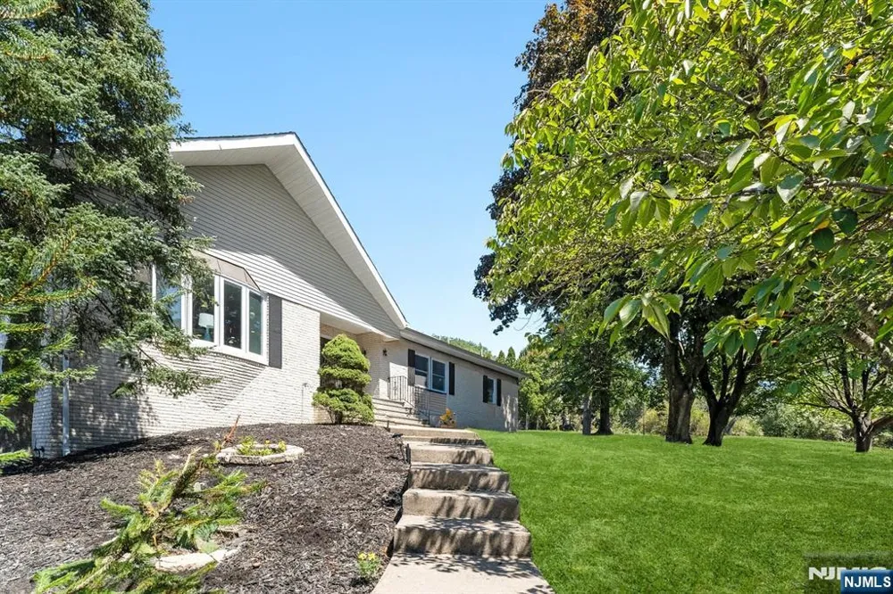 2 Rossi Drive Clinton, NJ 08809