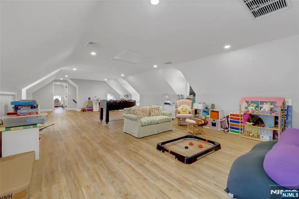 292 MAPLE Street Englewood, NJ 07631