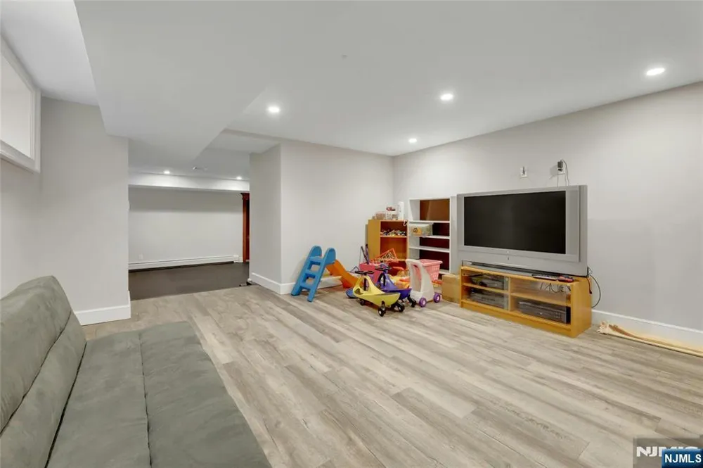 292 MAPLE Street Englewood, NJ 07631