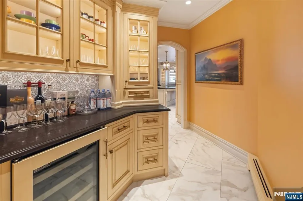 27 Roberts Road Englewood Cliffs, NJ 07632