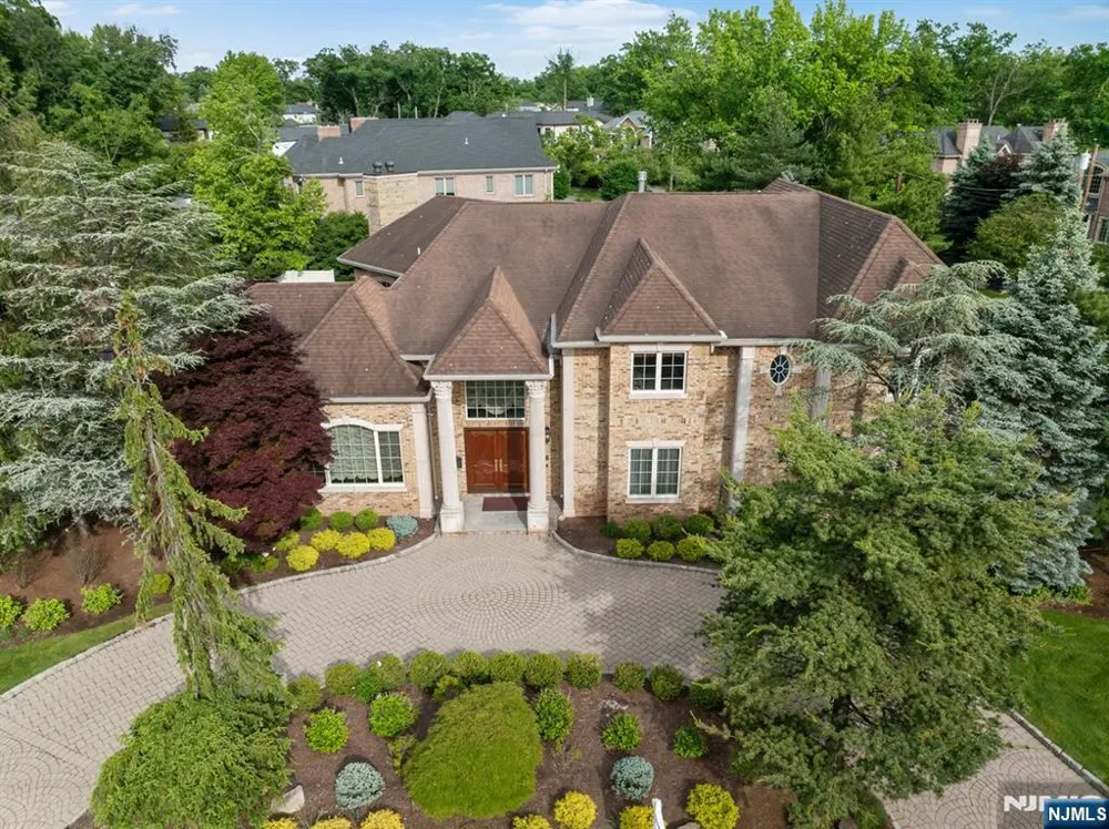 27 Roberts Road Englewood Cliffs, NJ 07632