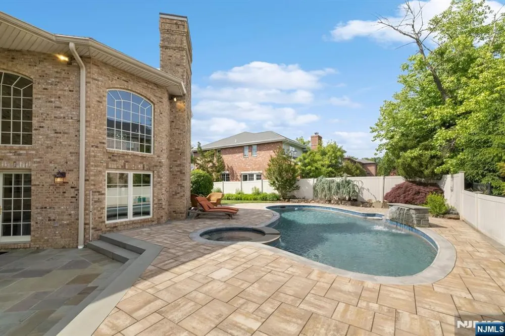 27 Roberts Road Englewood Cliffs, NJ 07632