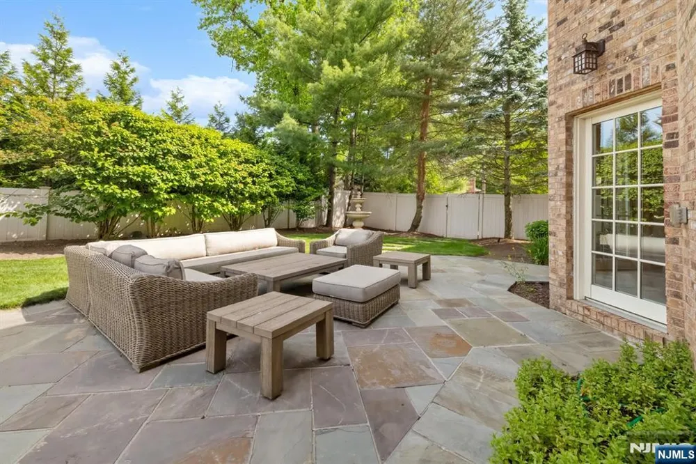 27 Roberts Road Englewood Cliffs, NJ 07632