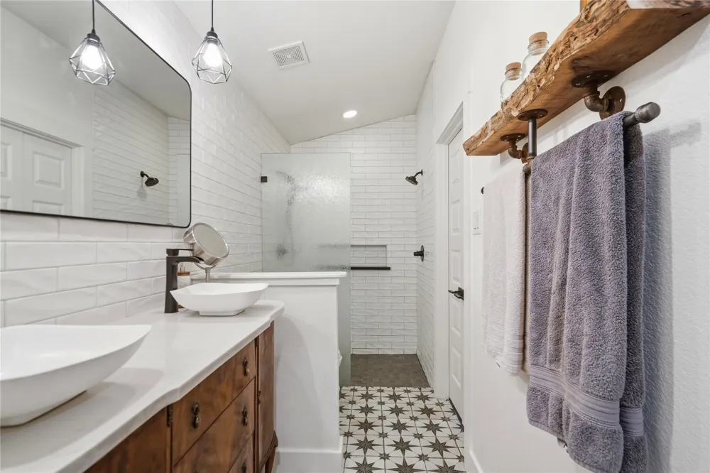 18406 Roundrock Road Jonestown, TX 78645