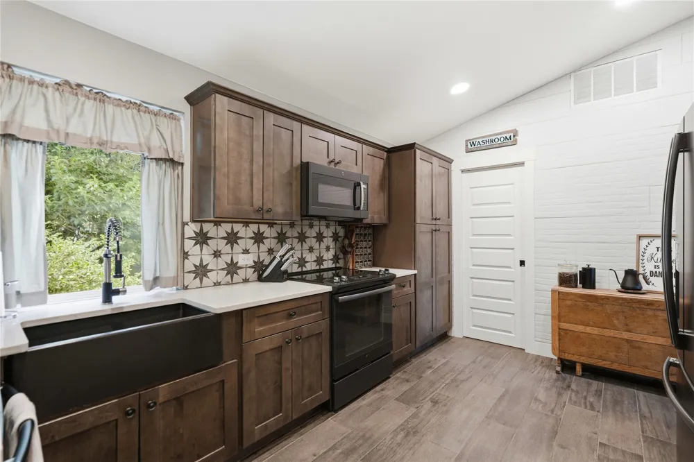 18406 Roundrock Road Jonestown, TX 78645