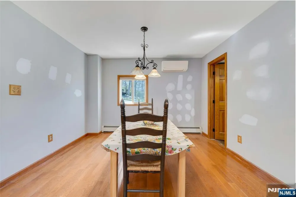95 Wildwood Road Jefferson Township, NJ 07438