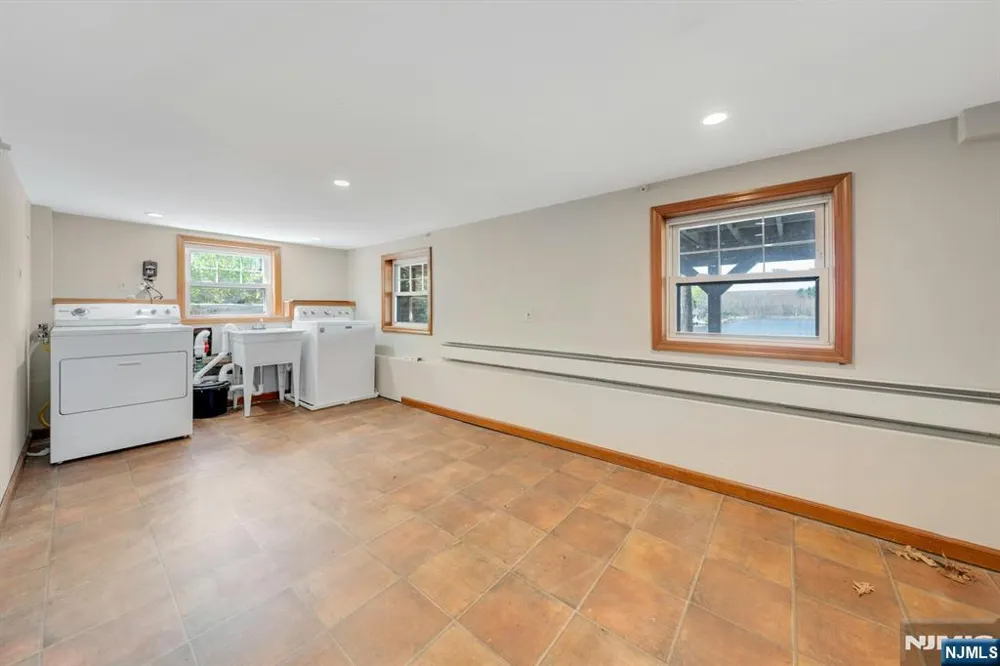 95 Wildwood Road Jefferson Township, NJ 07438