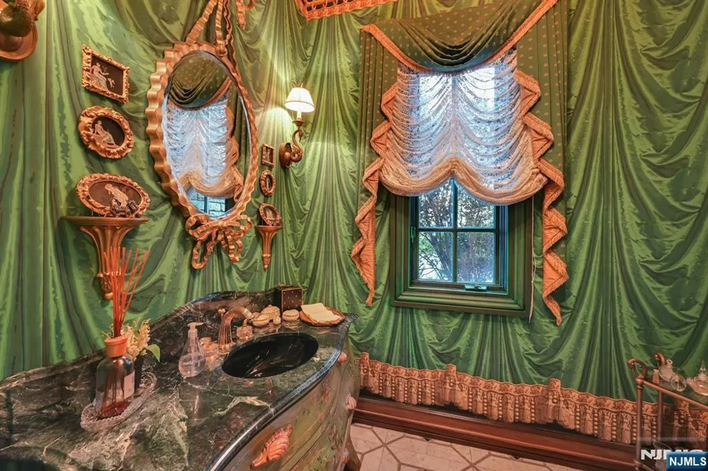 86 Fox Hedge Road Saddle River, NJ 07458
