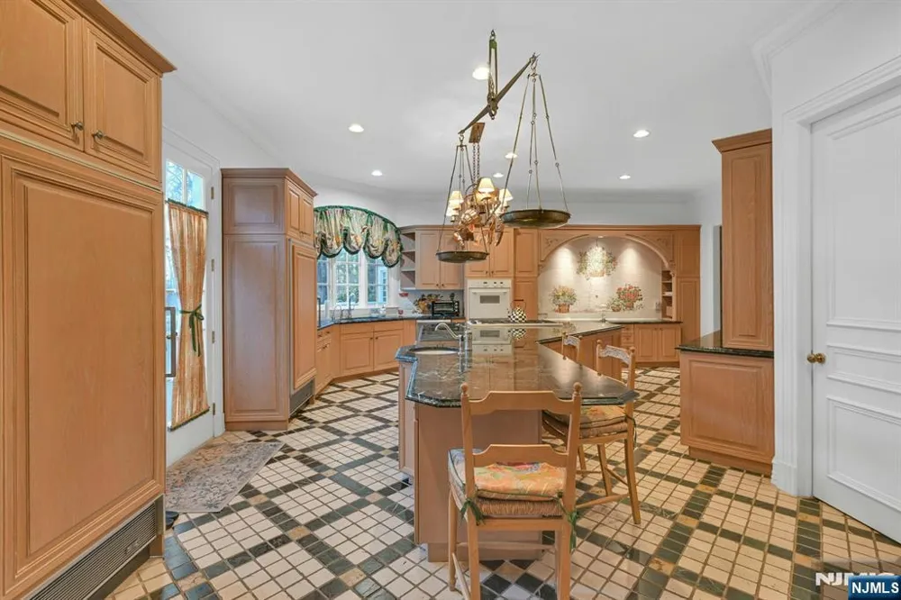 86 Fox Hedge Road Saddle River, NJ 07458