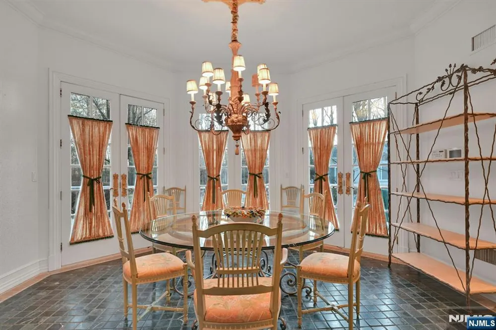 86 Fox Hedge Road Saddle River, NJ 07458