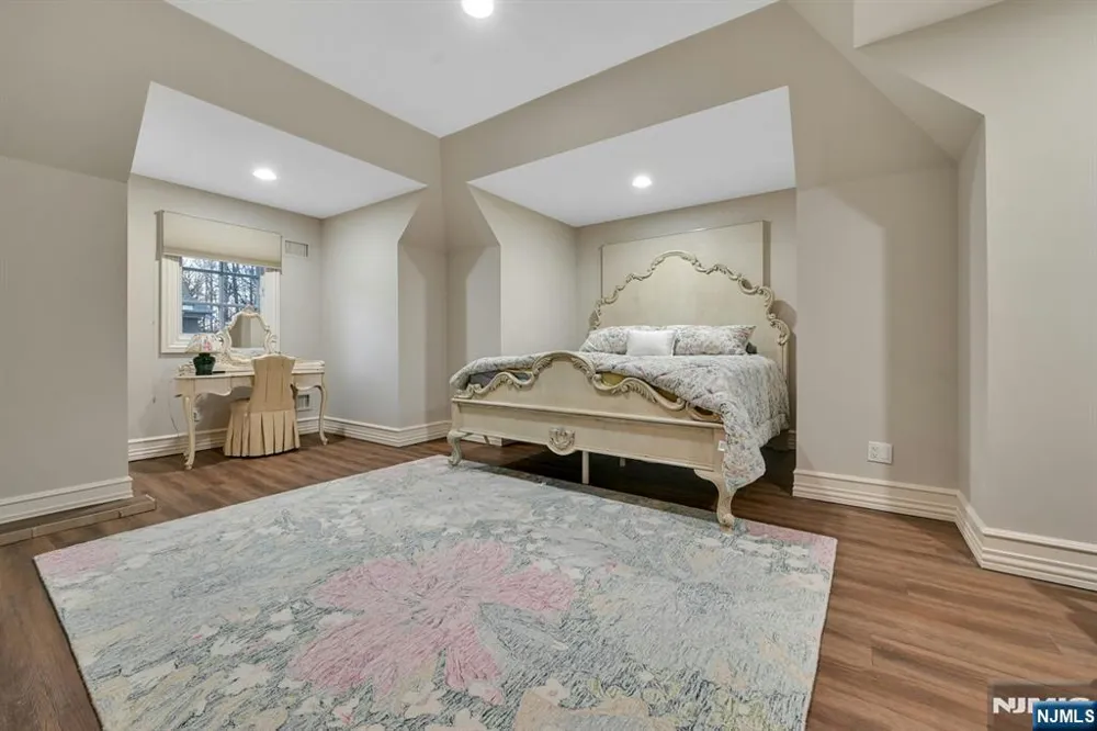 86 Fox Hedge Road Saddle River, NJ 07458