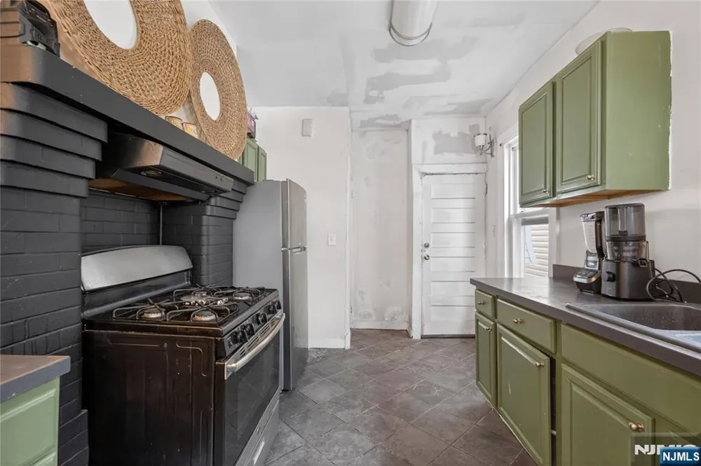 52 Clifford Street East Orange, NJ 07018