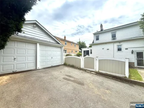 10-01 Berdan Avenue