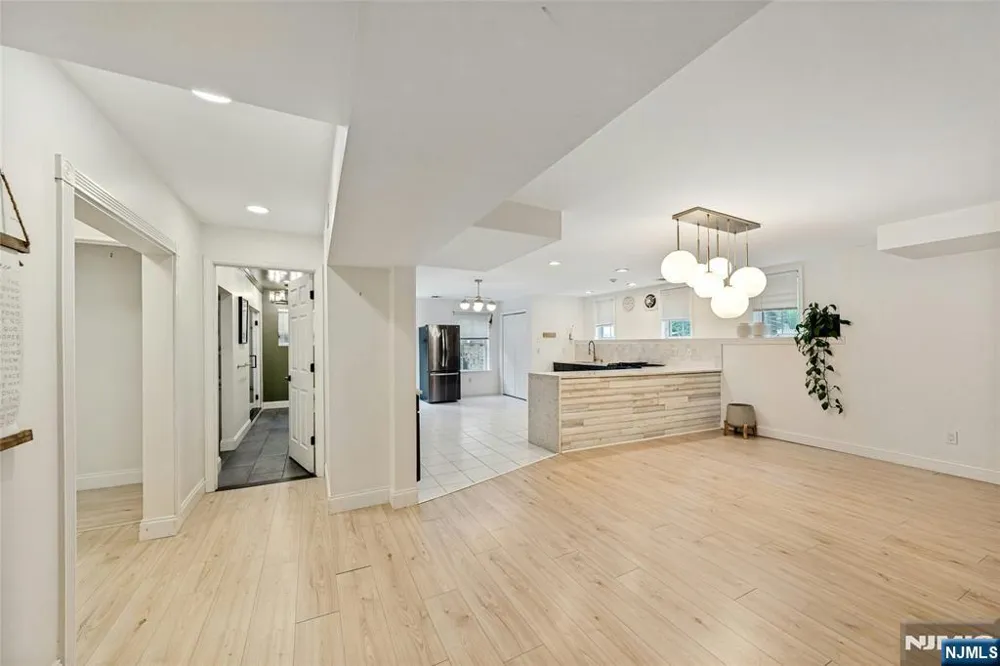 16 Lenape Trail Montclair, NJ 07043