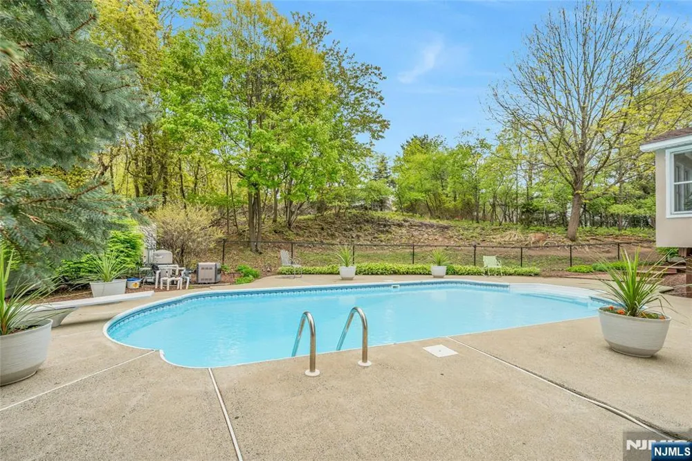 16 Lenape Trail Montclair, NJ 07043