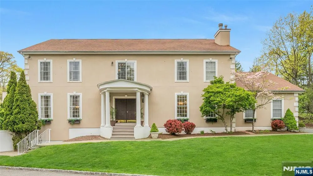 16 Lenape Trail Montclair, NJ 07043
