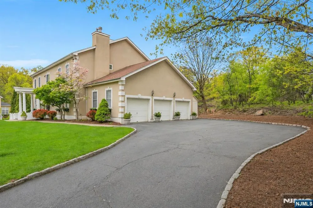16 Lenape Trail Montclair, NJ 07043