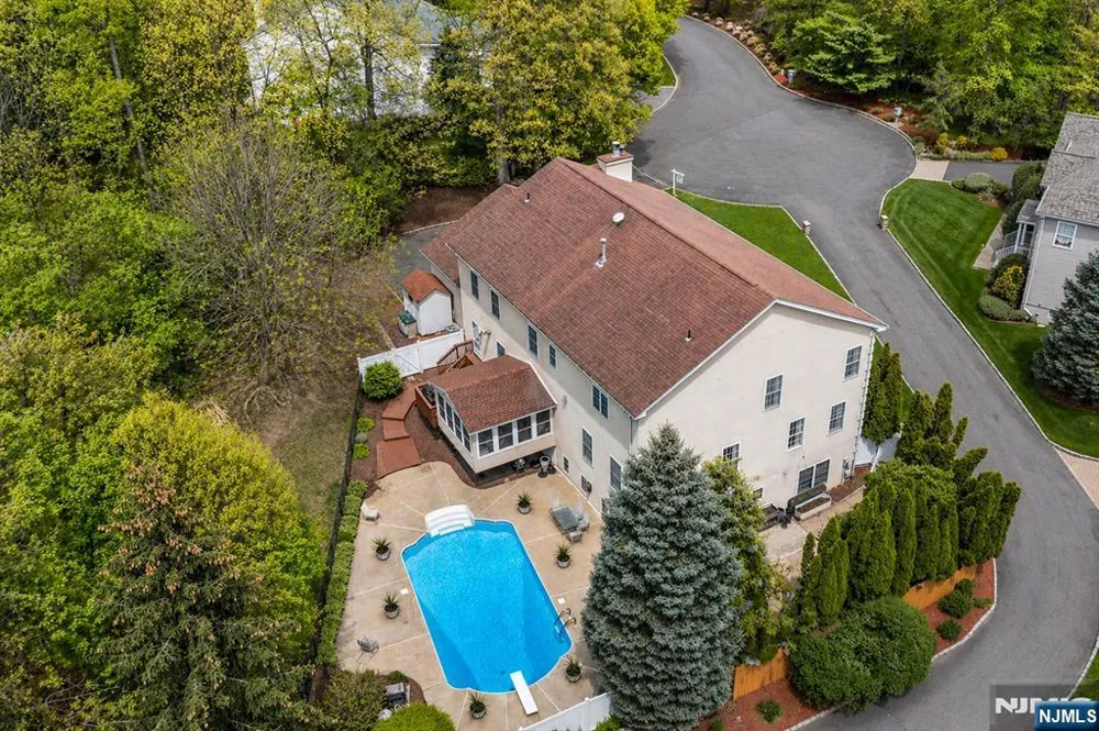 16 Lenape Trail Montclair, NJ 07043