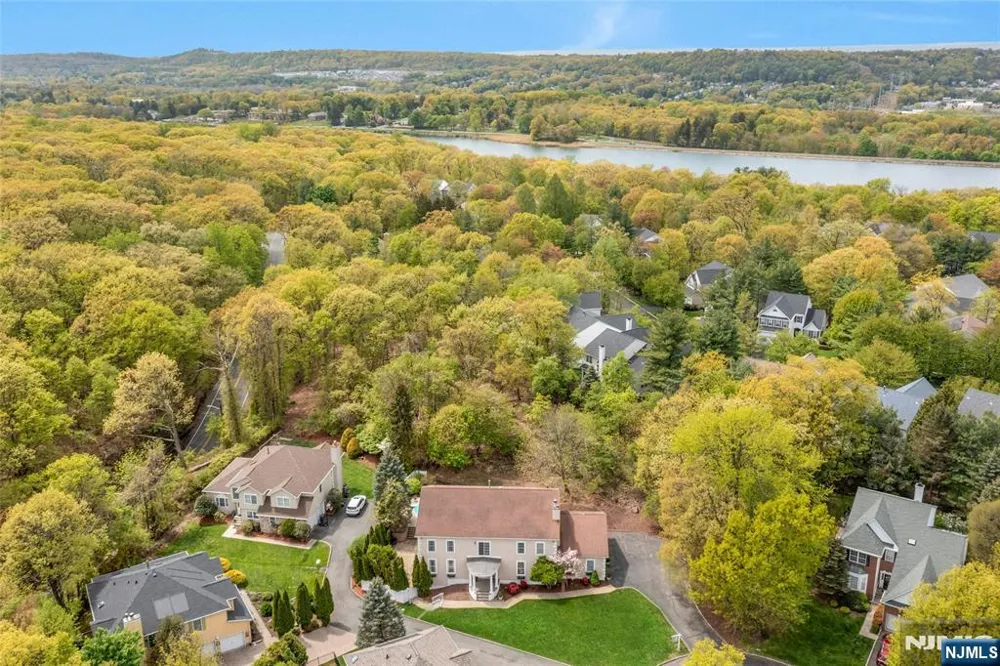 16 Lenape Trail Montclair, NJ 07043