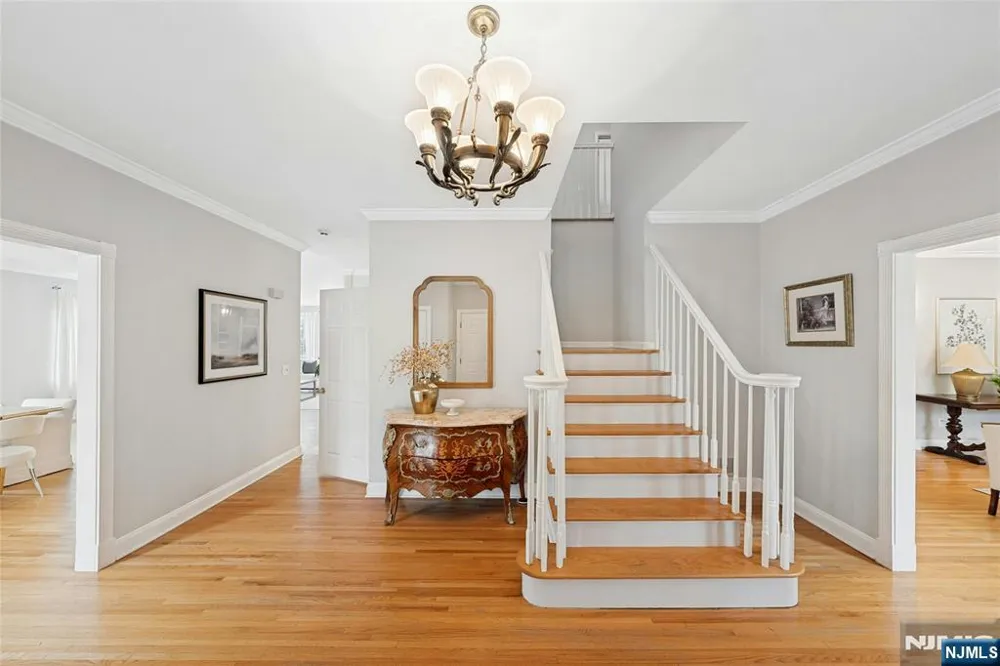 16 Lenape Trail Montclair, NJ 07043