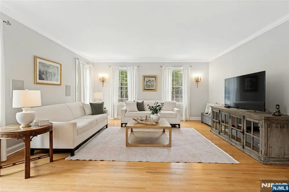 16 Lenape Trail Montclair, NJ 07043
