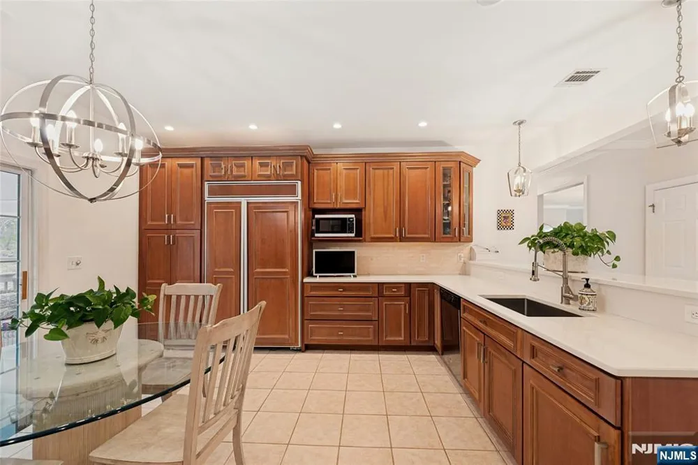 16 Lenape Trail Montclair, NJ 07043