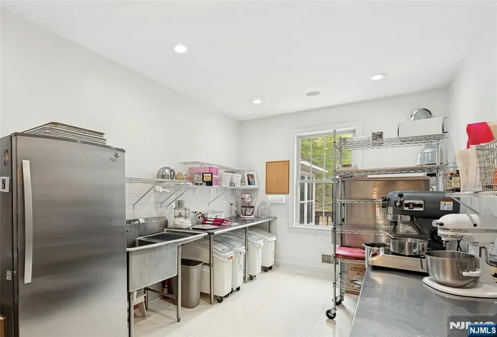 16 Lenape Trail Montclair, NJ 07043