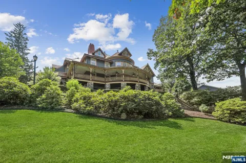 33 Edgemere Avenue