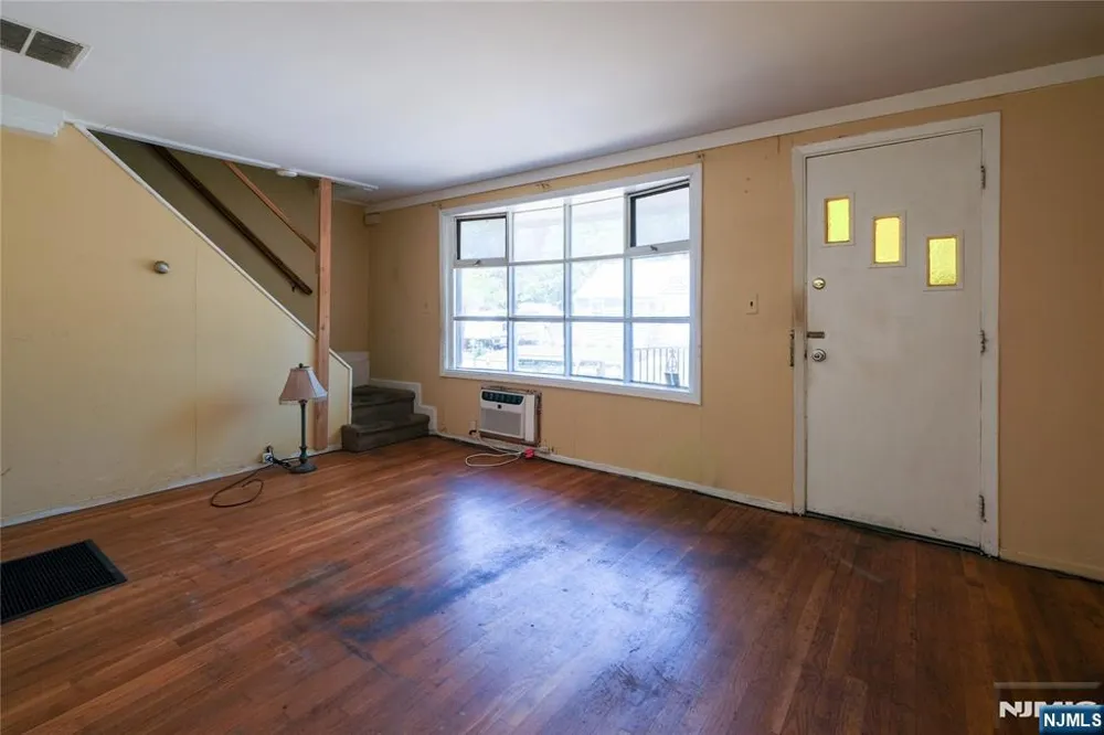32 Phelps Avenue Bergenfield, NJ 07621