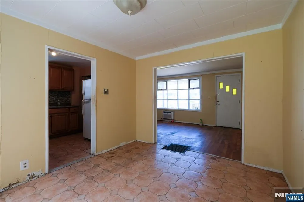 32 Phelps Avenue Bergenfield, NJ 07621
