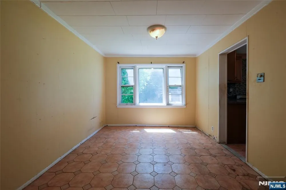 32 Phelps Avenue Bergenfield, NJ 07621