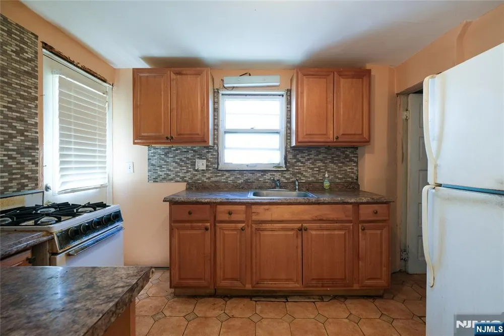 32 Phelps Avenue Bergenfield, NJ 07621